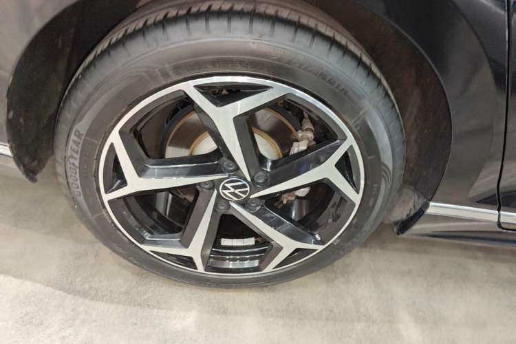 Used Volkswagen Magotan 2023 2 Million Units Limited Edition 330TSI DSG Leading Version Right Rear Wheel Hub