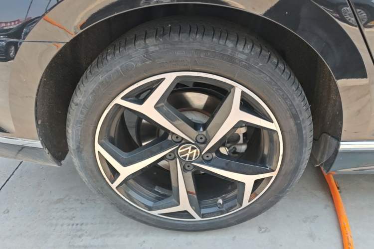 Used Volkswagen Magotan 2023 2 Million Units Commemorative Edition 330TSI DSG Luxury Version Right Rear Wheel Hub