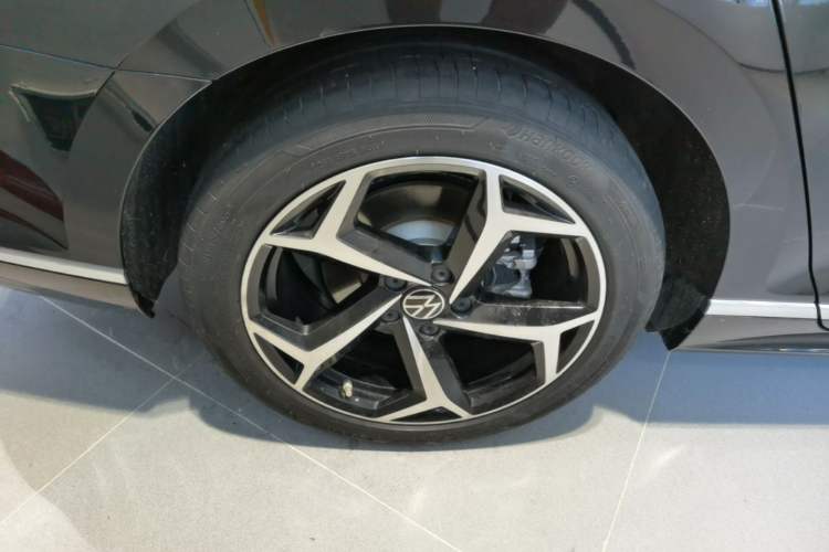 Used Volkswagen Magotan 2023 2 Million Units Commemorative Edition 330TSI DSG Luxury Version Right Rear Wheel Hub