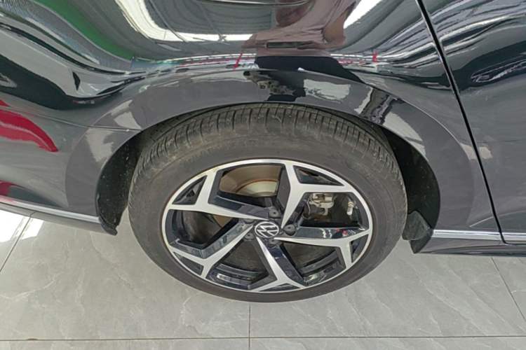 Used Volkswagen Magotan 2023 2 Million Units Commemorative Edition 330TSI DSG Luxury Version Right Rear Wheel Hub