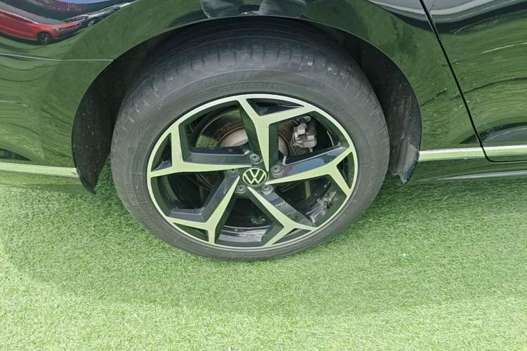 Used Volkswagen Magotan 2023 2 Million Units Limited Edition 280TSI DSG Leading Version Right Rear Wheel Hub