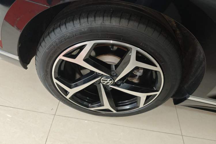 Used Volkswagen Magotan 2023 2 Million Units Limited Edition 330TSI DSG Leading Version Right Rear Wheel Hub