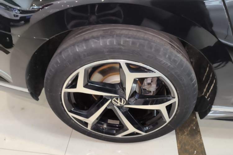 Used Volkswagen Magotan 2023 2 Million Units Limited Edition 330TSI DSG Leading Version Right Rear Wheel Hub