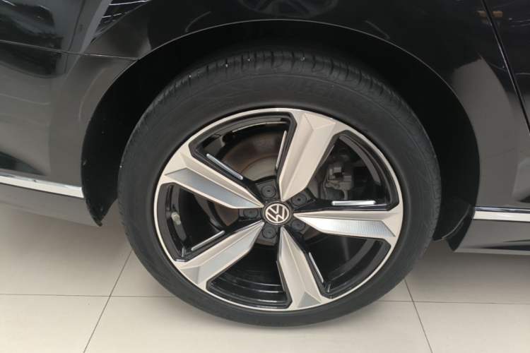Used Volkswagen Magotan 2023 2 Million Units Commemorative Edition 330TSI DSG Luxury Version Right Rear Wheel Hub