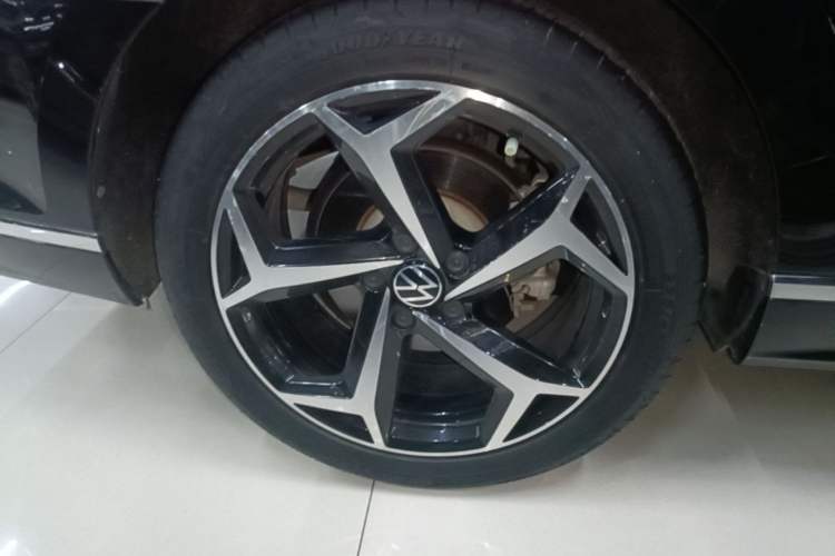 Used Volkswagen Magotan 2023 2 Million Units Limited Edition 330TSI DSG Leading Version Right Rear Wheel Hub