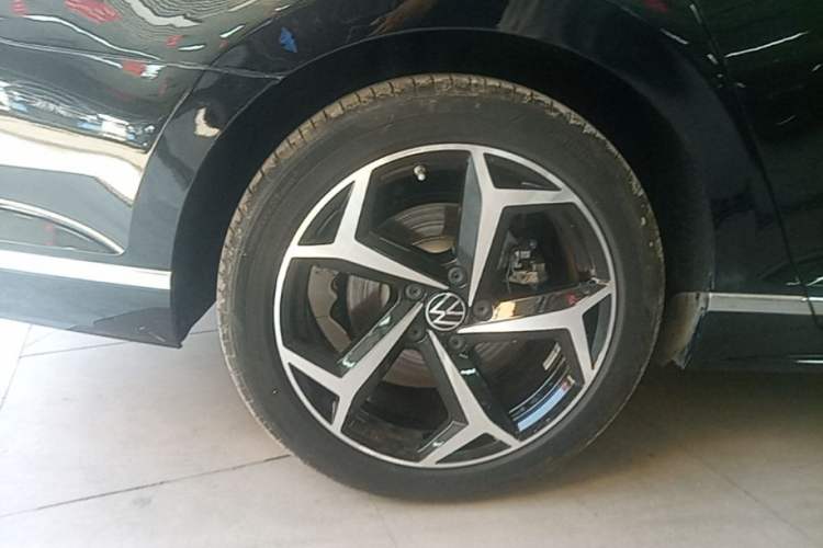Used Volkswagen Magotan 2023 2 Million Units Commemorative Edition 330TSI DSG Luxury Version Right Rear Wheel Hub