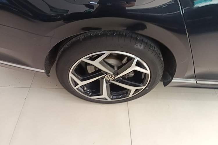 Used Volkswagen Magotan 2023 2 Million Units Commemorative Edition 330TSI DSG Luxury Version Right Rear Wheel Hub