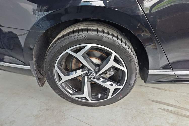 Used Volkswagen Magotan 2023 2 Million Units Commemorative Edition 330TSI DSG Luxury Version Right Rear Wheel Hub