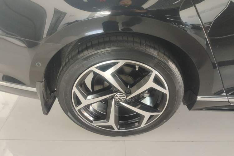 Used Volkswagen Magotan 2023 2 Million Units Limited-Edition 380TSI DSG Flagship Version Right Rear Wheel Hub