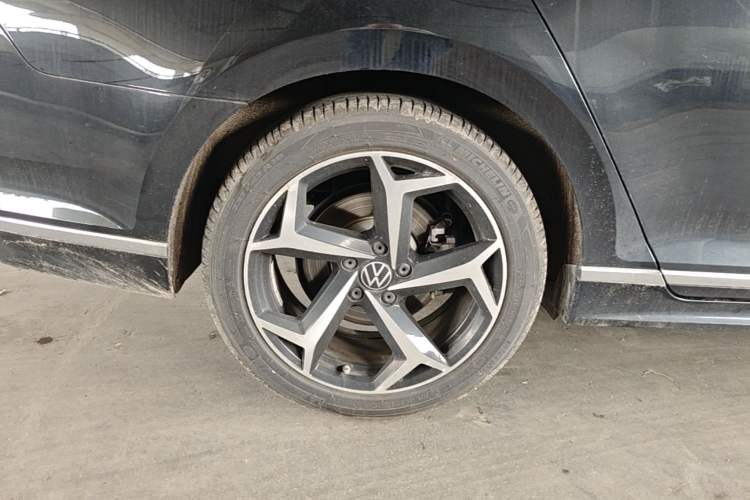 Used Volkswagen Magotan 2023 2 Million Units Limited Edition 330TSI DSG Leading Version Right Rear Wheel Hub