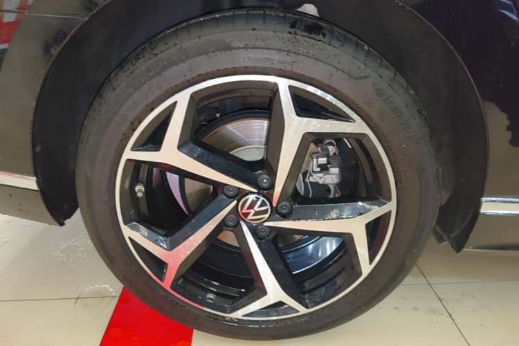 Used Volkswagen Magotan 2023 2 Million Units Commemorative Edition 330TSI DSG Luxury Version Right Rear Wheel Hub