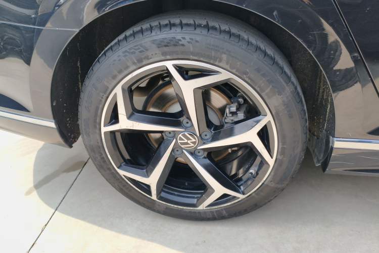 Used Volkswagen Magotan 2023 2 Million Units Commemorative Edition 330TSI DSG Luxury Version Right Rear Wheel Hub