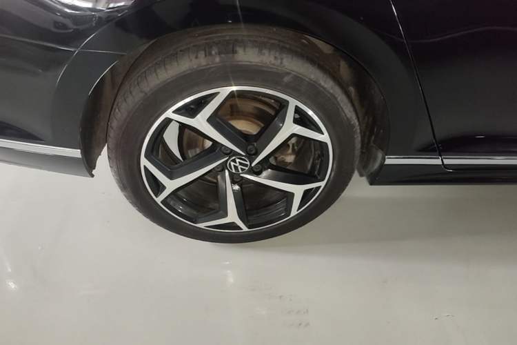 Used Volkswagen Magotan 2023 2 Million Units Limited Edition 280TSI DSG Leading Version Right Rear Wheel Hub