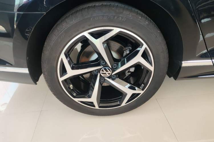 Used Volkswagen Magotan 2023 2 Million Units Commemorative Edition 330TSI DSG Luxury Version Right Rear Wheel Hub