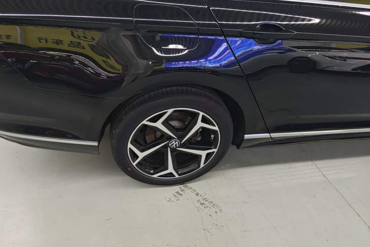 Used Volkswagen Magotan 2023 2 Million Units Commemorative Edition 330TSI DSG Luxury Version Right Rear Wheel Hub