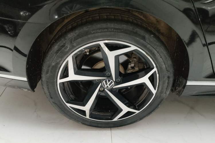 Used Volkswagen Magotan 2023 2 Million Units Commemorative Edition 330TSI DSG Luxury Version Right Rear Wheel Hub