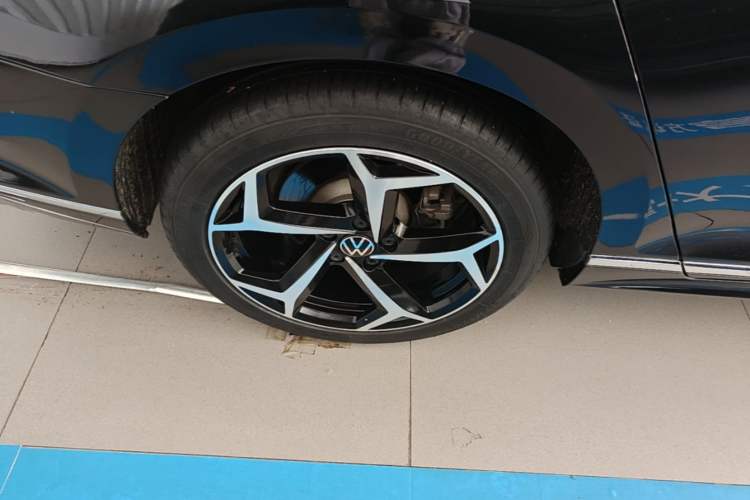 Used Volkswagen Magotan 2023 2 Million Units Limited Edition 330TSI DSG Leading Version Right Rear Wheel Hub