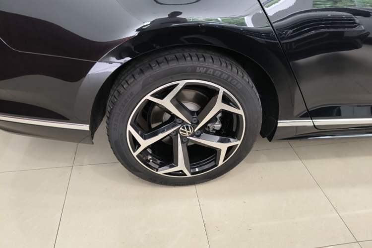 Used Volkswagen Magotan 2023 2 Million Units Commemorative Edition 330TSI DSG Luxury Version Right Rear Wheel Hub