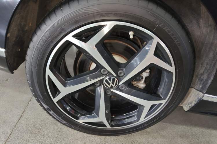 Used Volkswagen Magotan 2023 2 Million Units Commemorative Edition 330TSI DSG Luxury Version Right Rear Wheel Hub
