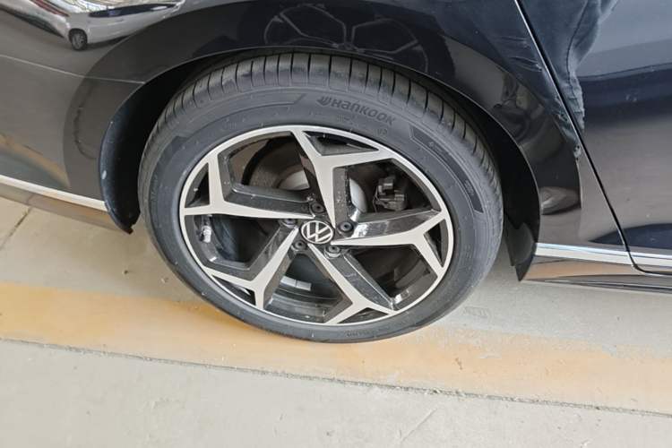 Used Volkswagen Magotan 2023 2 Million Units Commemorative Edition 330TSI DSG Luxury Version Right Rear Wheel Hub