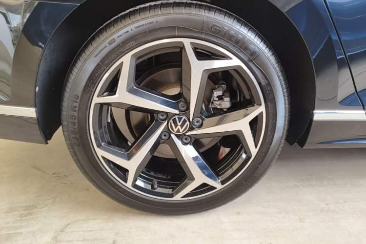 Used Volkswagen Magotan 2023 2 Million Units Limited Edition 330TSI DSG Leading Version Right Rear Wheel Hub