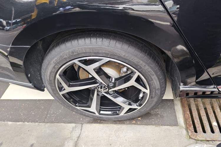 Used Volkswagen Magotan 2023 2 Million Units Commemorative Edition 330TSI DSG Luxury Version Right Rear Wheel Hub