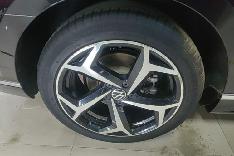 Used Volkswagen Magotan 2023 2 Million Units Limited Edition 330TSI DSG Leading Version Right Rear Wheel Hub