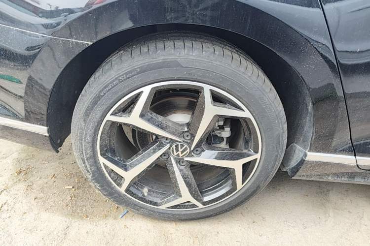 Used Volkswagen Magotan 2023 2 Million Units Commemorative Edition 330TSI DSG Luxury Version Right Rear Wheel Hub