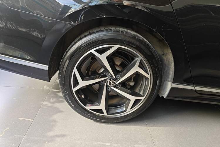 Used Volkswagen Magotan 2023 2 Million Units Limited Edition 330TSI DSG Leading Version Right Rear Wheel Hub