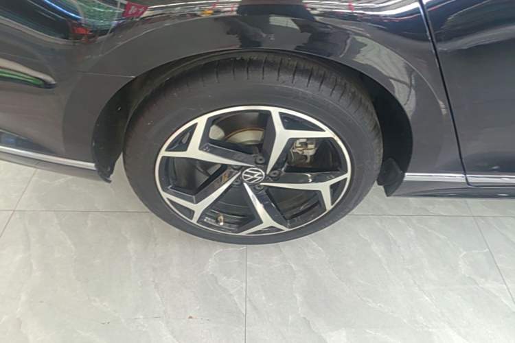 Used Volkswagen Magotan 2023 2 Million Units Commemorative Edition 330TSI DSG Luxury Version Right Rear Wheel Hub