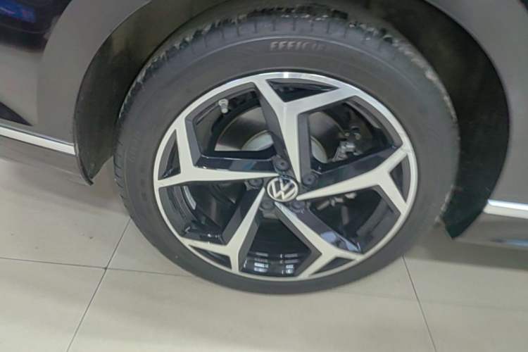 Used Volkswagen Magotan 2023 2 Million Units Commemorative Edition 330TSI DSG Luxury Version Right Rear Wheel Hub