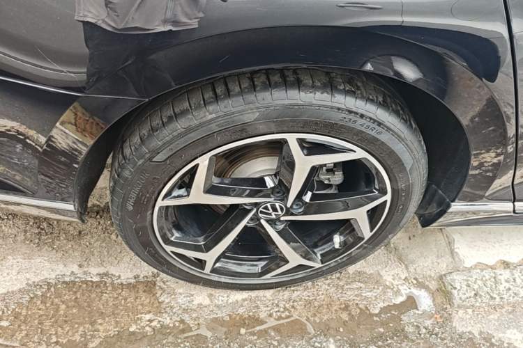 Used Volkswagen Magotan 2023 2 Million Units Commemorative Edition 330TSI DSG Luxury Version Right Rear Wheel Hub