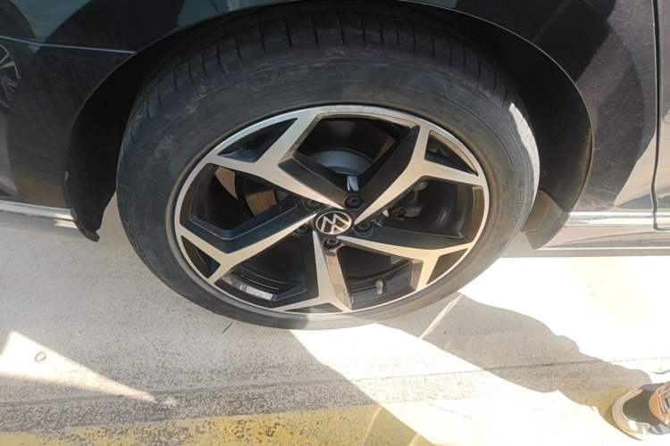 Used Volkswagen Magotan 2023 2 Million Units Limited Edition 330TSI DSG Leading Version Right Rear Wheel Hub