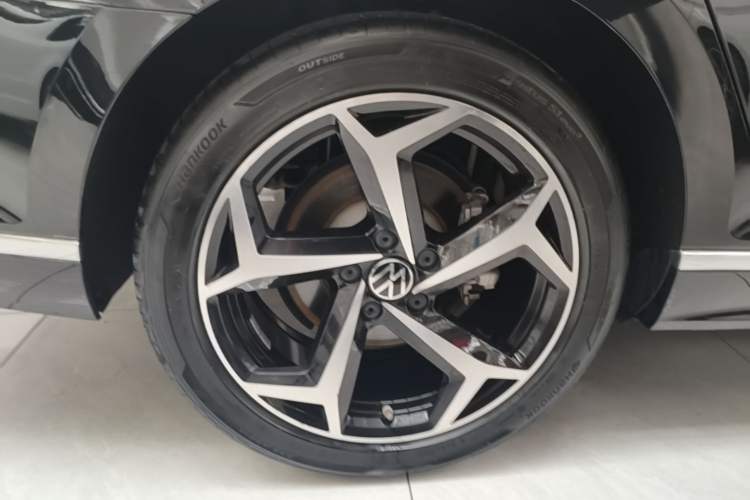 Used Volkswagen Magotan 2023 2 Million Units Commemorative Edition 330TSI DSG Luxury Version Right Rear Wheel Hub