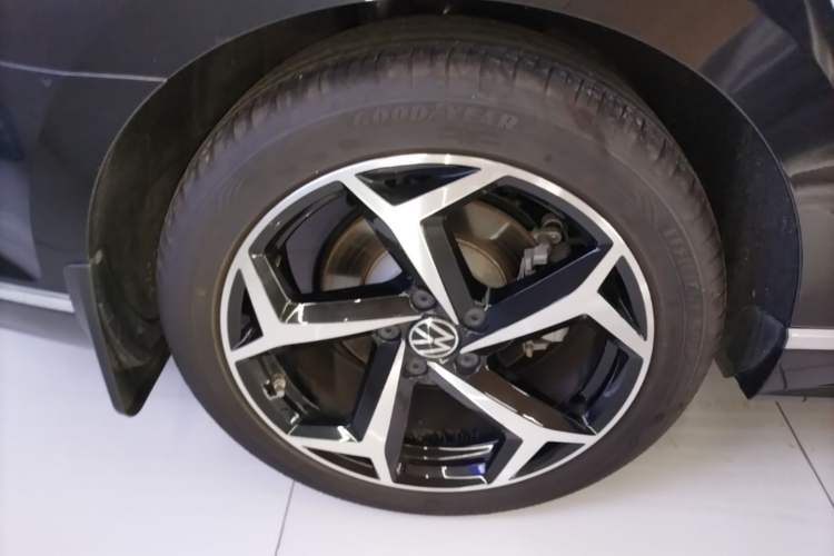 Used Volkswagen Magotan 2023 2 Million Units Commemorative Edition 330TSI DSG Luxury Version Right Rear Wheel Hub