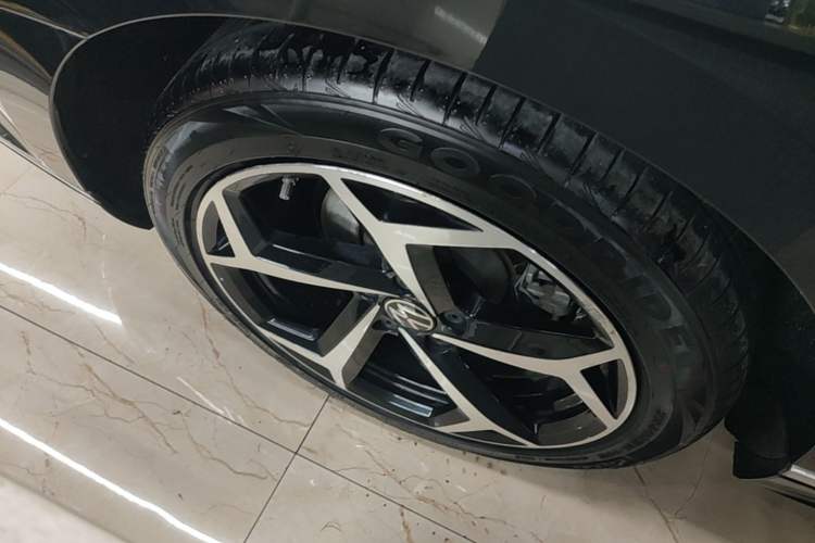 Used Volkswagen Magotan 2023 2 Million Units Commemorative Edition 330TSI DSG Luxury Version Right Rear Wheel Hub
