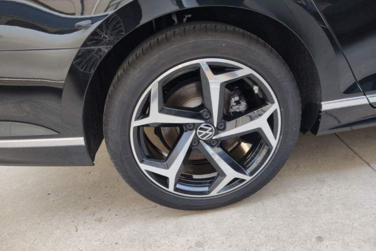 Used Volkswagen Magotan 2023 2 Million Units Commemorative Edition 330TSI DSG Luxury Version Right Rear Wheel Hub