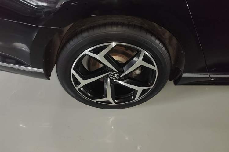 Used Volkswagen Magotan 2023 2 Million Units Limited Edition 280TSI DSG Leading Version Right Rear Wheel Hub