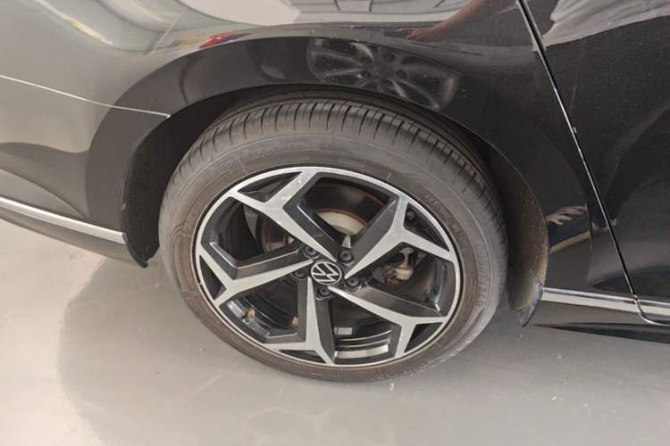 Used Volkswagen Magotan 2023 2 Million Units Limited Edition 330TSI DSG Leading Version Right Rear Wheel Hub