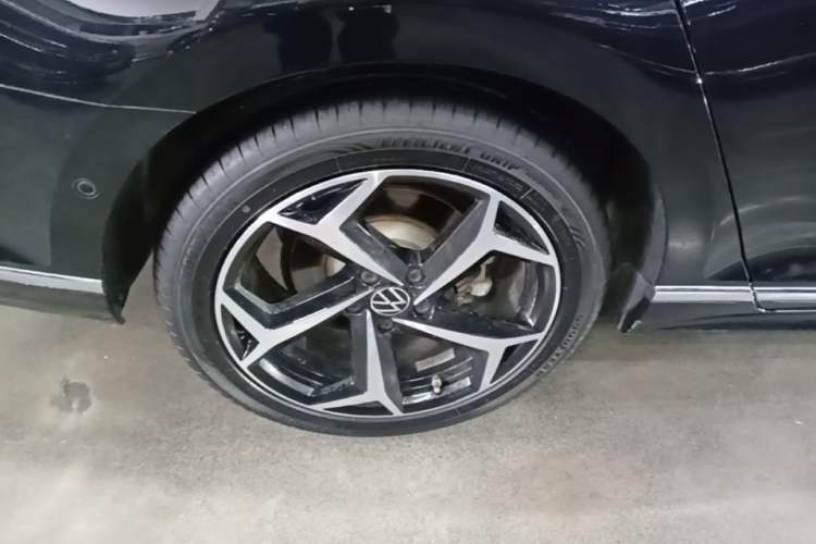 Used Volkswagen Magotan 2023 2 Million Units Limited-Edition 380TSI DSG Flagship Version Right Rear Wheel Hub
