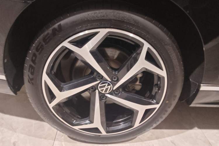Used Volkswagen Magotan 2023 2 Million Units Limited Edition 330TSI DSG Leading Version Right Rear Wheel Hub
