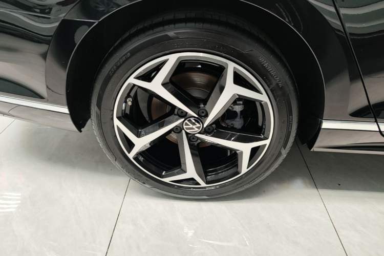 Used Volkswagen Magotan 2023 2 Million Units Commemorative Edition 330TSI DSG Luxury Version Right Rear Wheel Hub