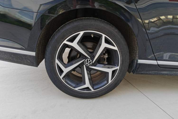 Used Volkswagen Magotan 2023 2 Million Units Commemorative Edition 330TSI DSG Luxury Version Right Rear Wheel Hub