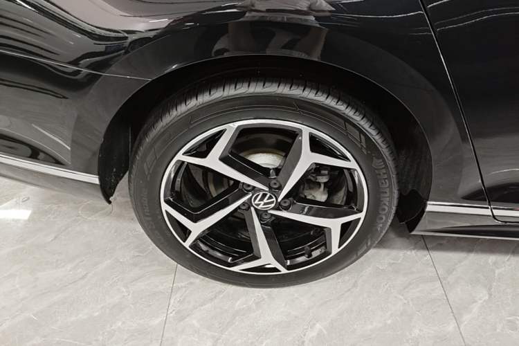 Used Volkswagen Magotan 2023 2 Million Units Limited Edition 330TSI DSG Leading Version Right Rear Wheel Hub