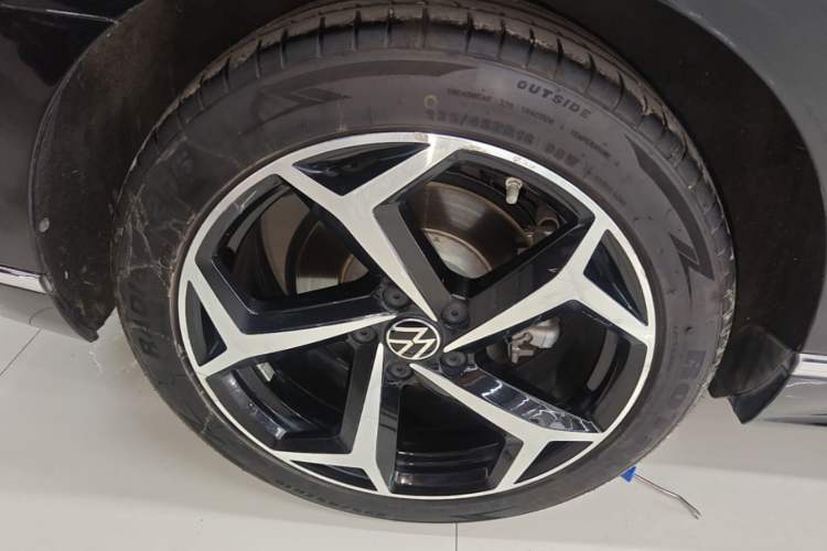 Used Volkswagen Magotan 2023 2 Million Units Commemorative Edition 330TSI DSG Luxury Version Right Rear Wheel Hub