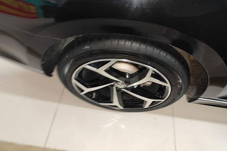 Used Volkswagen Magotan 2023 2 Million Units Commemorative Edition 330TSI DSG Luxury Version Right Rear Wheel Hub