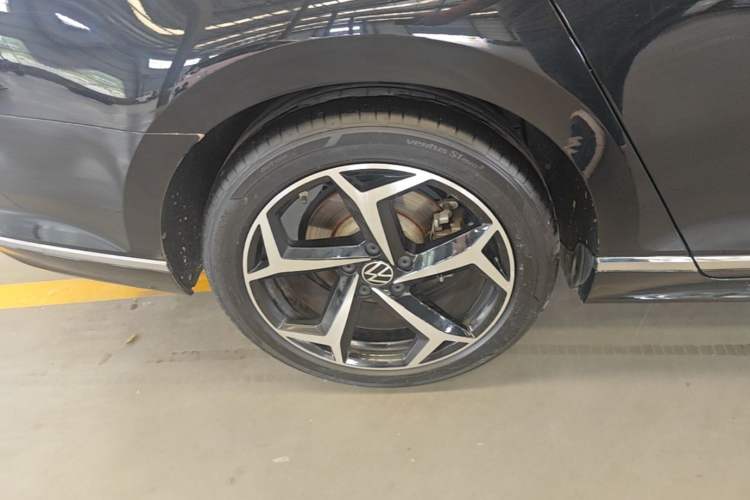 Used Volkswagen Magotan 2023 2 Million Units Limited Edition 330TSI DSG Leading Version Right Rear Wheel Hub