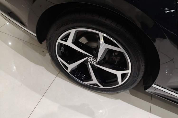 Used Volkswagen Magotan 2023 2 Million Units Commemorative Edition 330TSI DSG Luxury Version Right Rear Wheel Hub