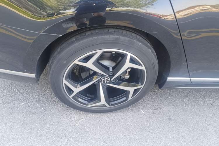 Used Volkswagen Magotan 2023 2 Million Units Commemorative Edition 330TSI DSG Luxury Version Right Rear Wheel Hub