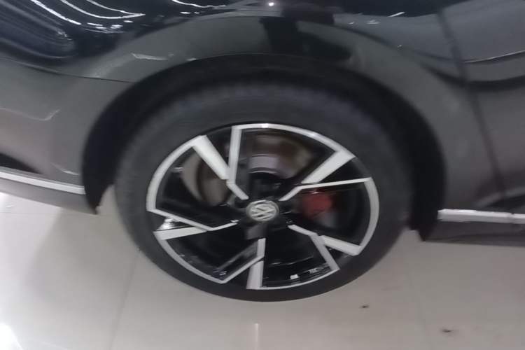 Used Volkswagen Magotan 2023 2 Million Units Commemorative Edition 330TSI DSG Luxury Version Right Rear Wheel Hub